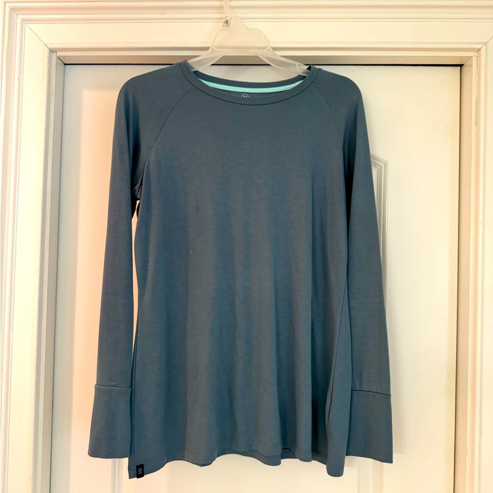 Free fly women’s performance Bamboo fishing shirt.  Size M